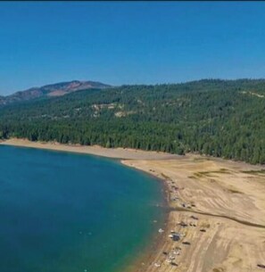Beach - 2-bedroom 1 loft cabin in delightful Cle Elum with cozy fireplace sleeps 6-7 (Cle Elum)