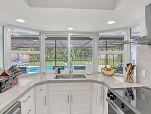 Réfrigérateur, four à micro-ondes, un four, surface de cuisson