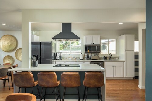 Stunning 5 BD Retreat! Close to DT Denver! Sleeps 12! Hot tub! Gameroom!