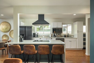 Stunning 5 BD Retreat! Close to DT Denver! Sleeps 12! Hot tub! Gameroom!