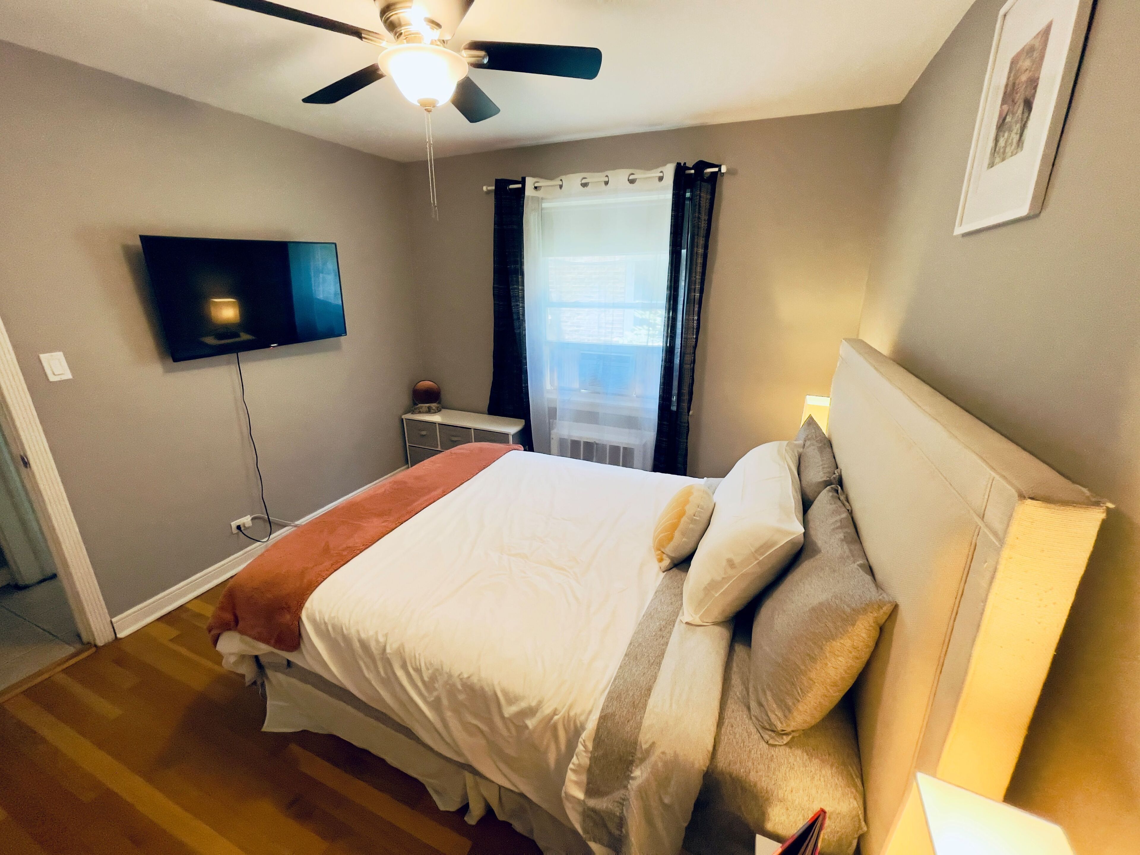 2 bedrooms, desk, iron/ironing board, travel crib