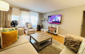 Smart TV - Home in heart of Evanston (Evanston)