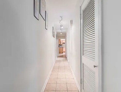 Comfortable 2-Bedroom Getaway, family & pet friendly with Parking Included