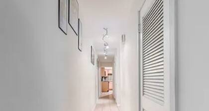 Comfortable 2-Bedroom Getaway, family & pet friendly with Parking Included