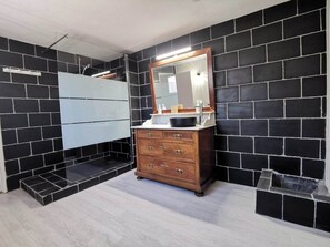 Douche, sèche-cheveux