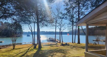 Pvt. Lakefront Cottage Firepit Dock Beach RV / Trailer Parking WiFi