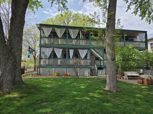 Balcony living at its best- enjoy the Metro and relax in comfort! OG for 4 +