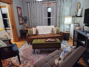 Smart TV, DVD player, books, music library - Balcony living at its best- enjoy the Metro and relax in comfort! OG for 4 + (Saint Paul)