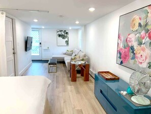 Escritorio, tabla de planchar con plancha, wifi y ropa de cama