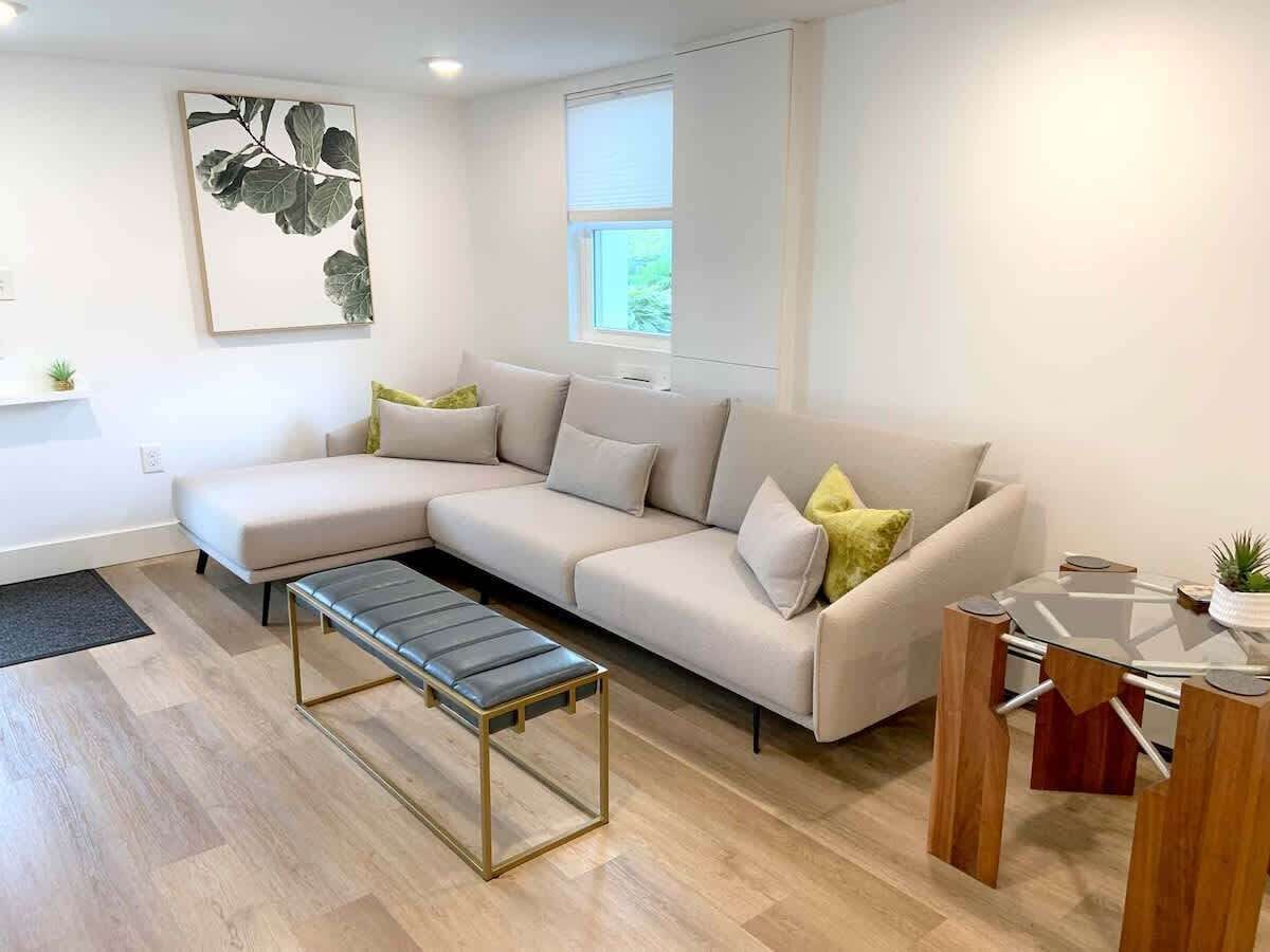 Una televisión, una oficina