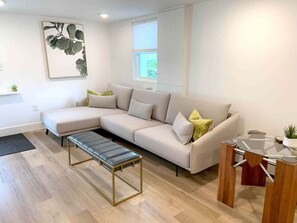 Una televisión, una oficina