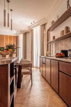 Apartment | Private kitchen | Fridge, oven, stovetop, dishwasher - Luxury A/C Apt - 6p/3bdr - Arc de Triomphe (Paris)