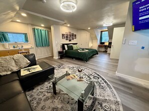Interior - Excellent 3 BR 2.5 bath minutes from downtown (Pittsburgh)