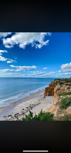 Accommodation facing the sea and close to all amenities