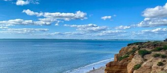 Accommodation facing the sea and close to all amenities