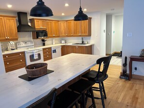 Private kitchen - Excellent location for vacation or traveler On Ottawa River (L'Orignal)