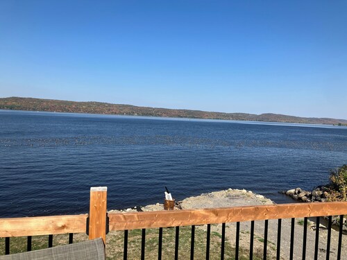 Excellent location for vacation or traveler On Ottawa River