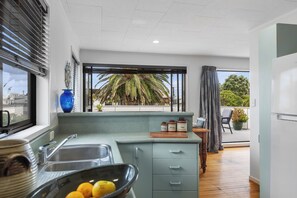 Réfrigérateur, micro-ondes, grille-pain