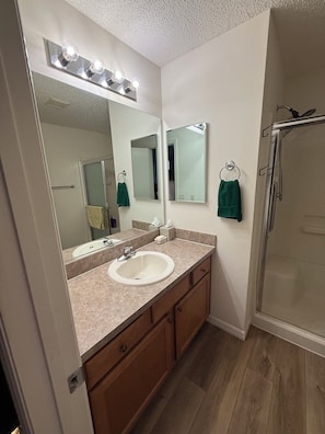 Hair dryer, towels, soap, toilet paper - Sumter landing Mallory Square (The Villages)