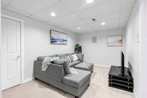 TV - Comfy 3BR/2BA Lower Unit @Tukwila | Near Airport (Tukwila)