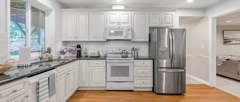 Kjøleskap, mikrobølgeovn, ovn og kokeplater