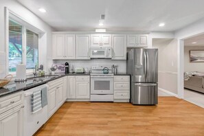 Fridge, microwave, oven, stovetop - Comfy 3BR/2BA Lower Unit @Tukwila | Near Airport (Tukwila)