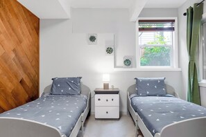 Een strijkplank/strijkijzer, wifi, beddengoed