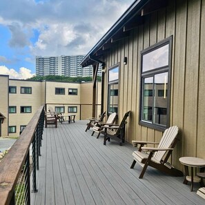 Terrace/patio - Ski In/Out Suite with a Loft, Pool, Gym (Sugar Mountain)