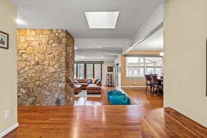 Älytelevisio, takka, DVD-soitin, pöytätennispöytä