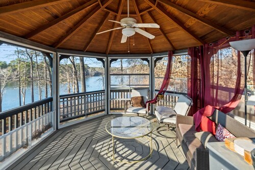 Lakefront, Indoor Pool, 3 Bedroom w/ Gym & Playroom