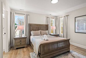3 bedrooms, desk, iron/ironing board, free WiFi - New Build close to HPU, Furniture Mrkt & Downtown (High Point)