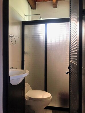 Serviettes fournies, savon, papier toilette