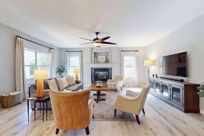 TV, offices - Putting Green, Heated Pool & Fruit Trees (Scottsdale)