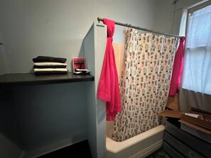 Hair dryer, towels, soap, toilet paper - Simple Stay Steps from UF (Gainesville)