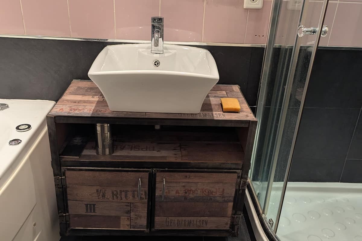 Lyxigt dubbelrum - utsikt mot staden | Badrum | Dusch, hårtork, handdukar och toalettpapper