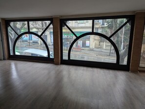 واي فاي مجانًا وملاءات أسرّة وتسهيلات لدخول الكراسي المتحركة