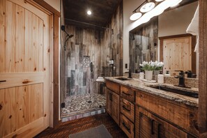Shower, hair dryer, towels, soap - Luxury Private Mountain Retreat · Hot Tub · Views (Epworth)