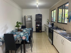 Refrigerador, horno, parrilla de estufa y utensilios de cocina