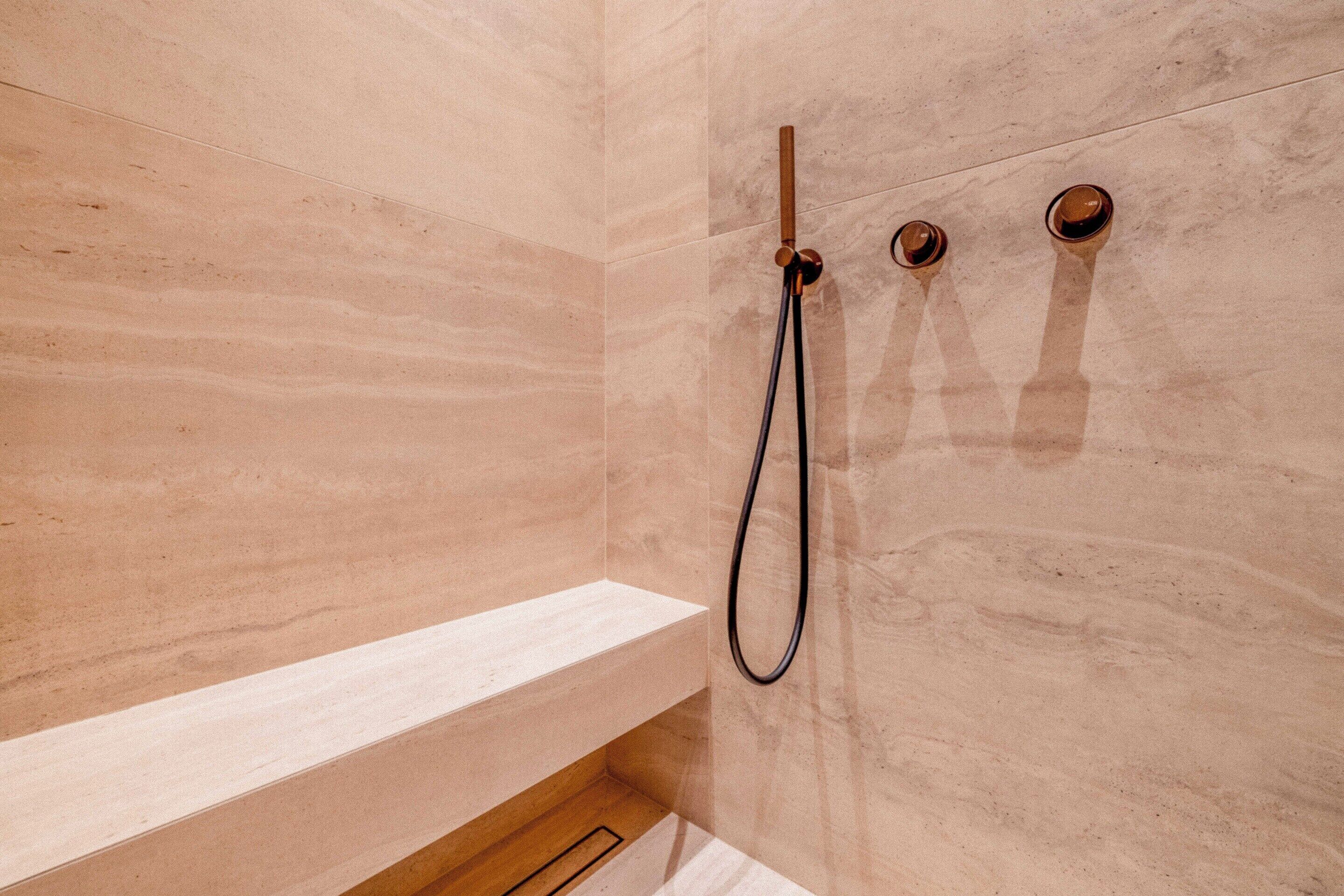 Apartment | Bathroom | Hair dryer, towels, shampoo