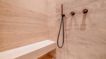 Apartment | Bathroom | Hair dryer, towels, shampoo
