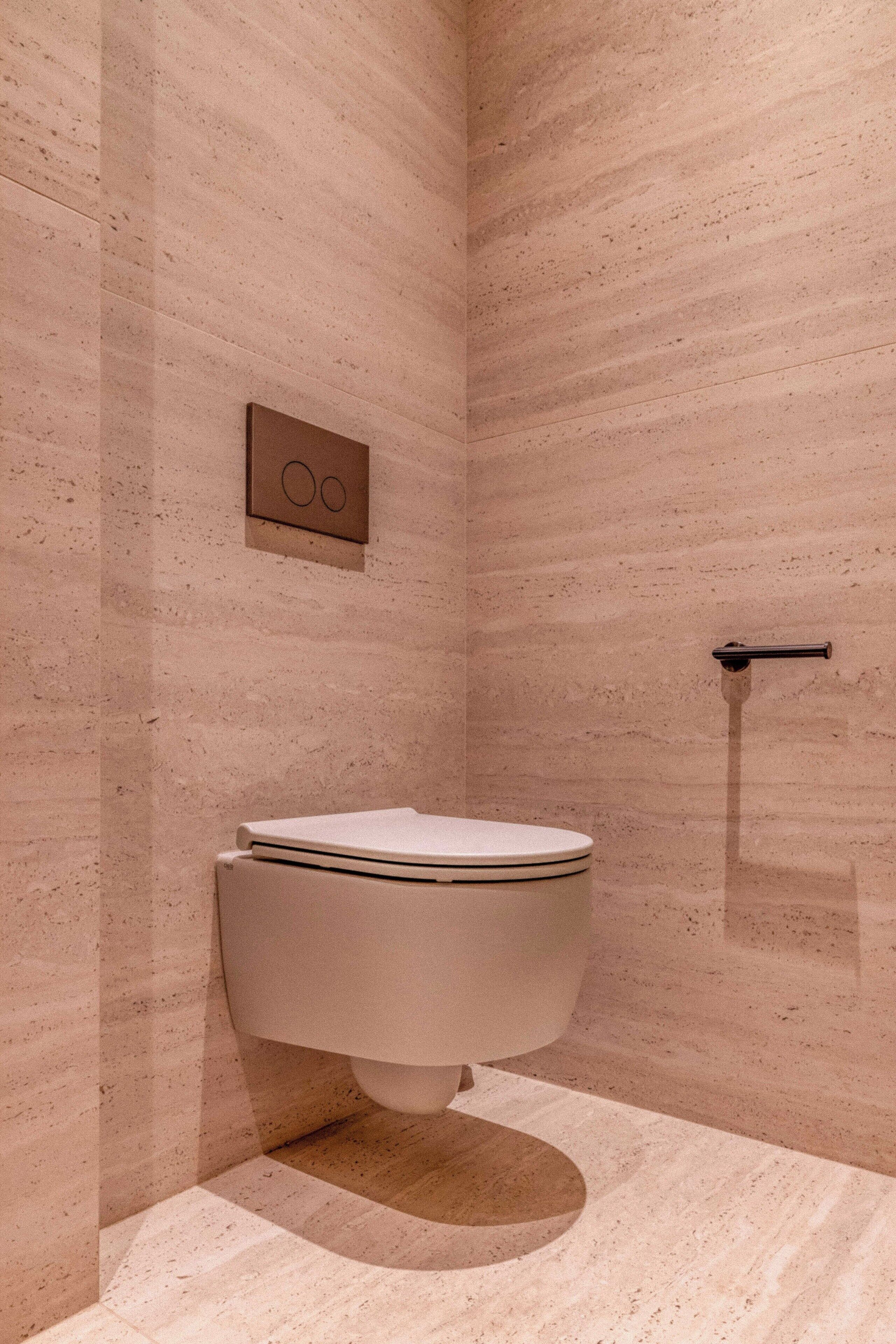 Appartement | Badkamer | Een haardroger, handdoeken, shampoo