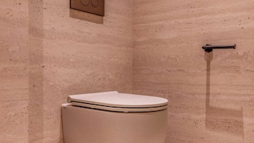 Appartement | Badkamer | Een haardroger, handdoeken, shampoo