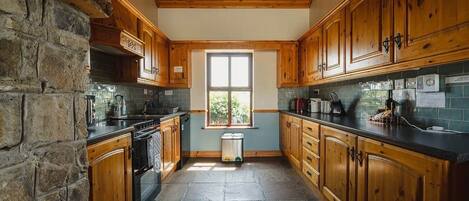 Kjøleskap, mikrobølgeovn, ovn og kokeplater