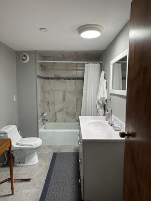 Hair dryer, towels, toilet paper - Charming 2-Bedroom Retreat in Curtis, Michigan (Germfask)