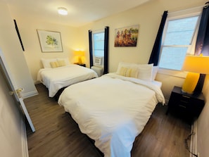 2 habitaciones, escritorio y tabla de planchar con plancha