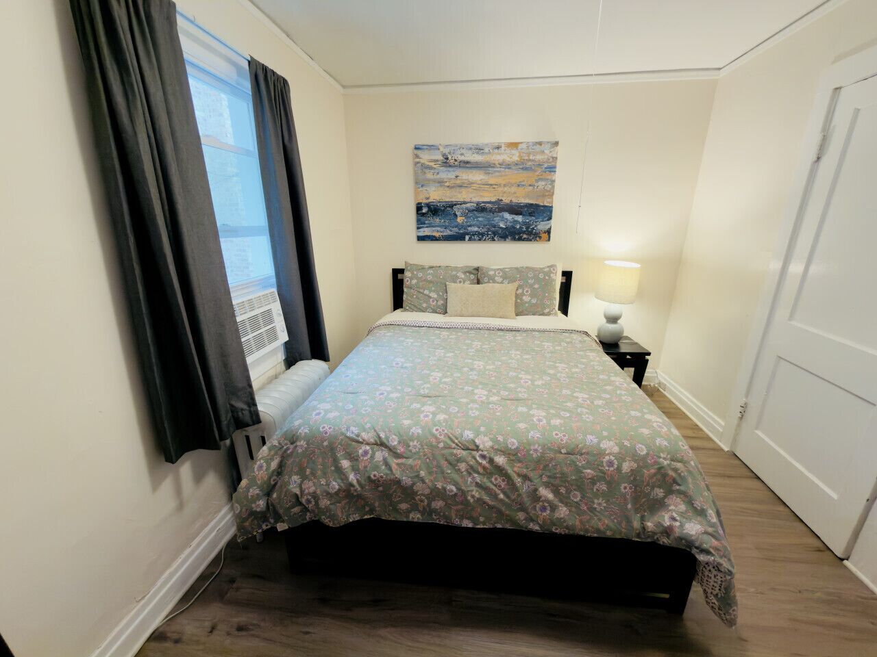 2 habitaciones, escritorio, tabla de planchar con plancha y wifi gratis 