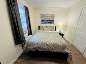 2 slaapkamers, een bureau, een strijkplank/strijkijzer, gratis wifi