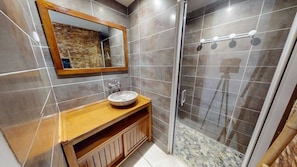 Shower, towels - Diamond rock (Le Diamant)