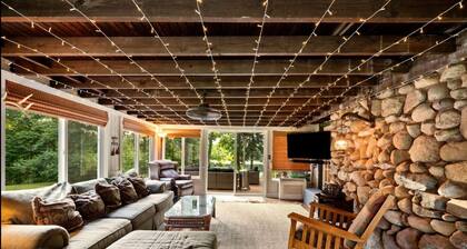 Secluded Lodge - Private Lake! - 7 Bedrooms with Private Sports Court