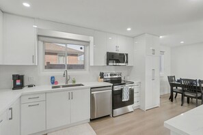 Fridge, microwave, oven, stovetop - New 3BR Home - Minutes to the Falls! (Niagara Falls)